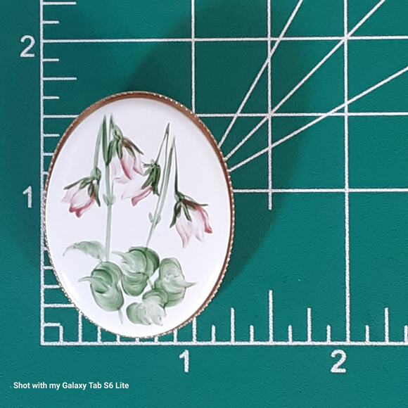 Tulip Cameo Brooch Gold Tone Framed White Enamel - Picture 8 of 8